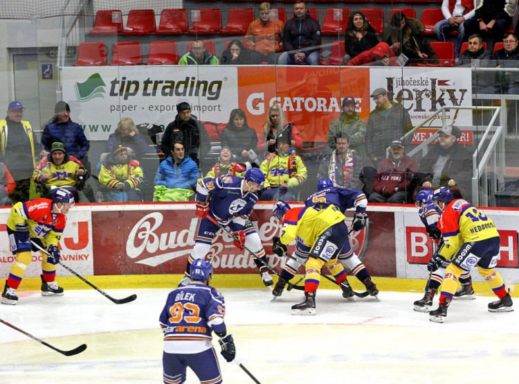 Urputný souboj o puk u mantinelu