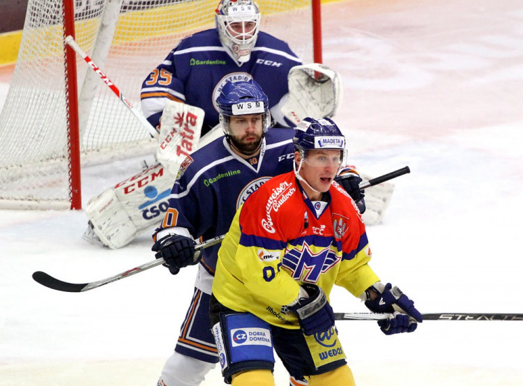 Přestože Petr Vampola shodil vousy, na ledě stále září. V tento moment ho brání Filip Hanták