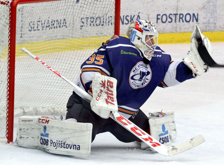 Osmnáctiletý gólman Milan Klouček chytá extraligu za Pardubice, výrazně pomáhá ale také prvoligovým Litoměřicím. Na snímku lapačkou likviduje únik Václava Nedorosta