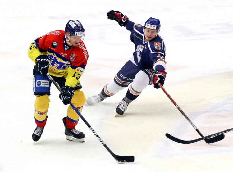 Václav Nedorost obchází Ondřeje Buchteleho