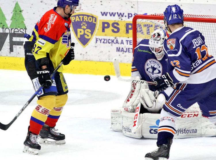 Další velká šance Jihočechů ve třetí třetině, tentokrát v hlavní roli před litoměřickou brankou Michal Bárta