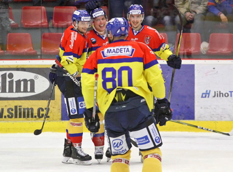 Kuriózní gól na 3:1 byl připsán Petr Vampolovi, který z rohu nahazoval kotouč před prázdnou branku soupeře