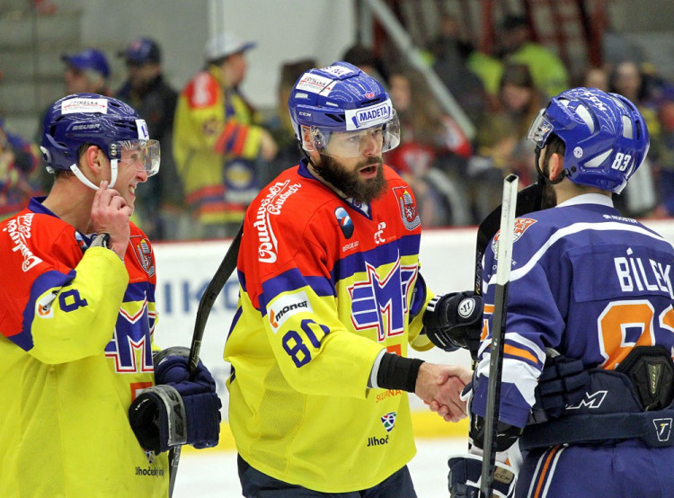 Domácí kapitán Zdeněk Kutlák zdraví hostujícího tahouna Vítězslava Bílka