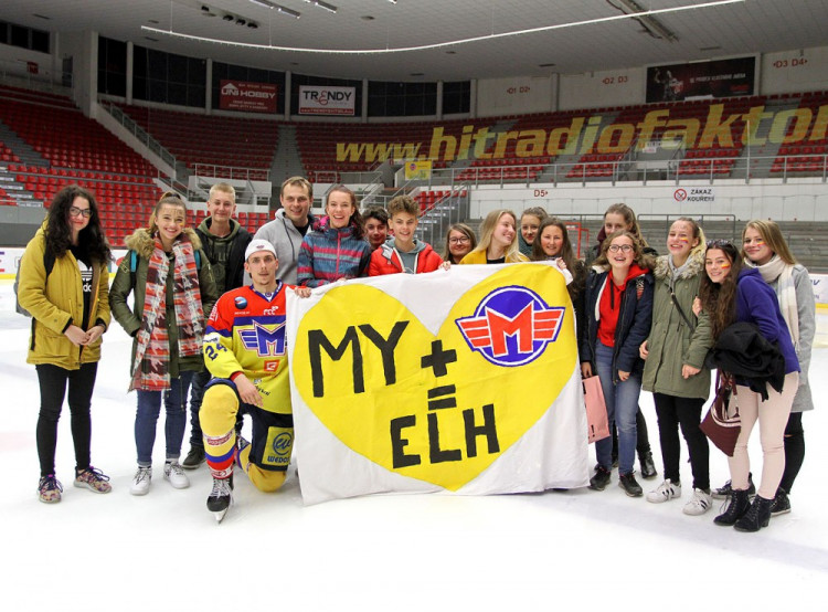 Utkání se Stadionem Litoměřice sledovali studenti českokrumlovského gymnázia. Po skončení duelu se s nimi přišel vyfotit útočník Motoru Vlastimil Dostálek