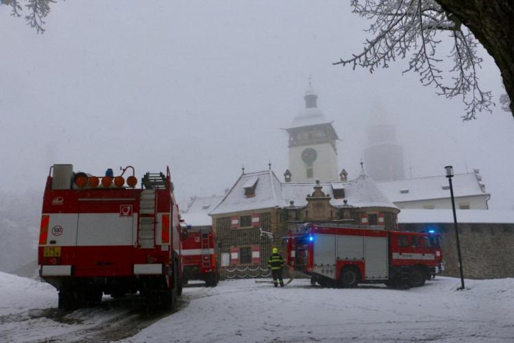 FOTOGALERIE: Hrad Bouzov v plamenech. Naštěstí jen cvičně