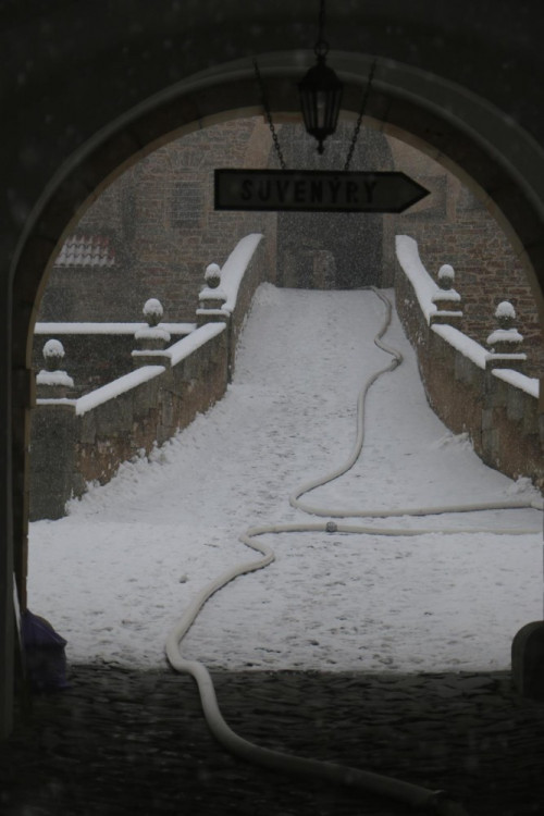 FOTOGALERIE: Hrad Bouzov v plamenech. Naštěstí jen cvičně