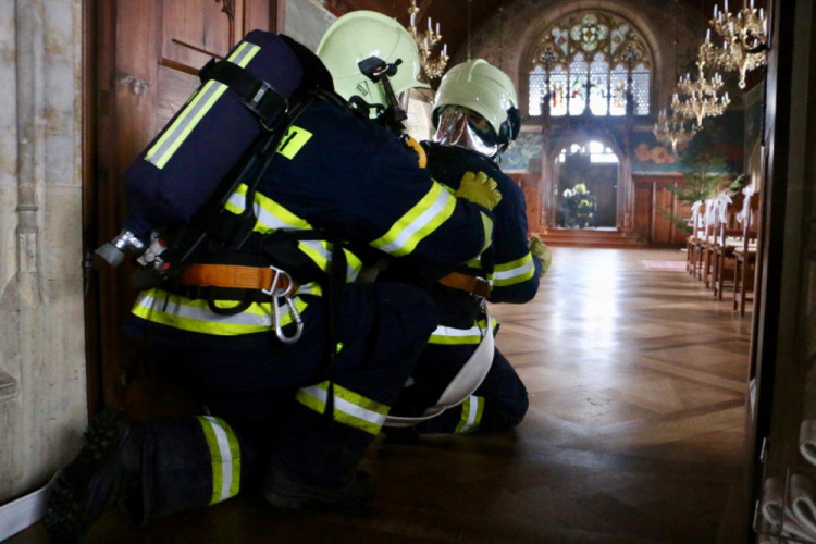 FOTOGALERIE: Hrad Bouzov v plamenech. Naštěstí jen cvičně