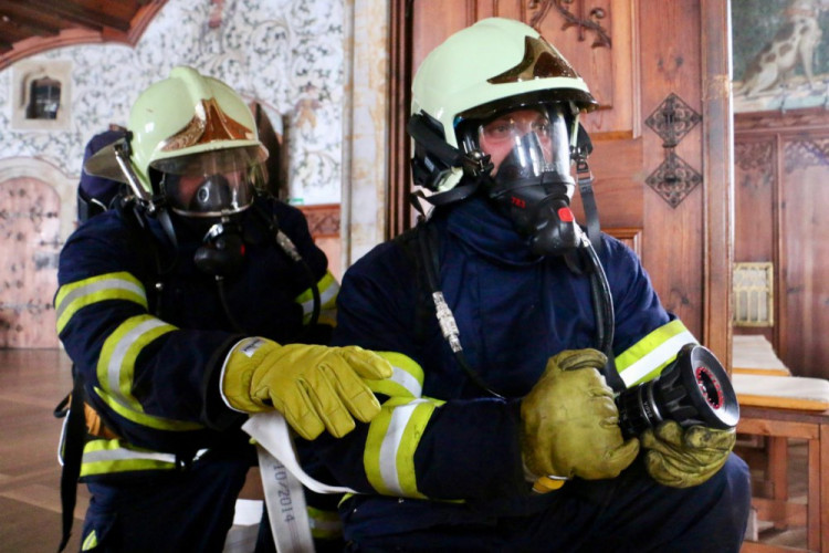 FOTOGALERIE: Hrad Bouzov v plamenech. Naštěstí jen cvičně