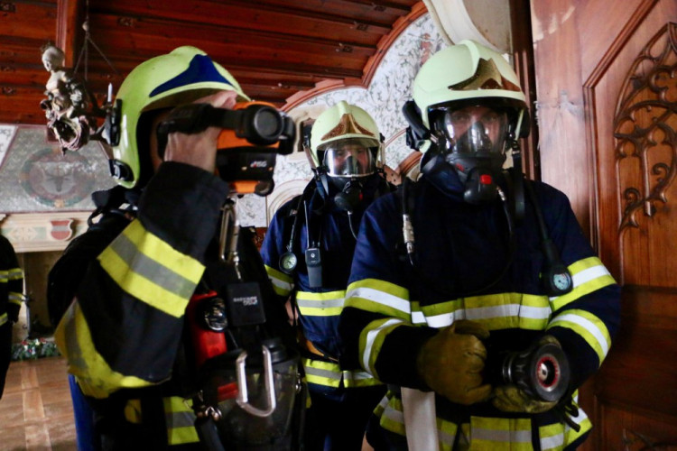 FOTOGALERIE: Hrad Bouzov v plamenech. Naštěstí jen cvičně