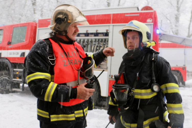 FOTOGALERIE: Hrad Bouzov v plamenech. Naštěstí jen cvičně