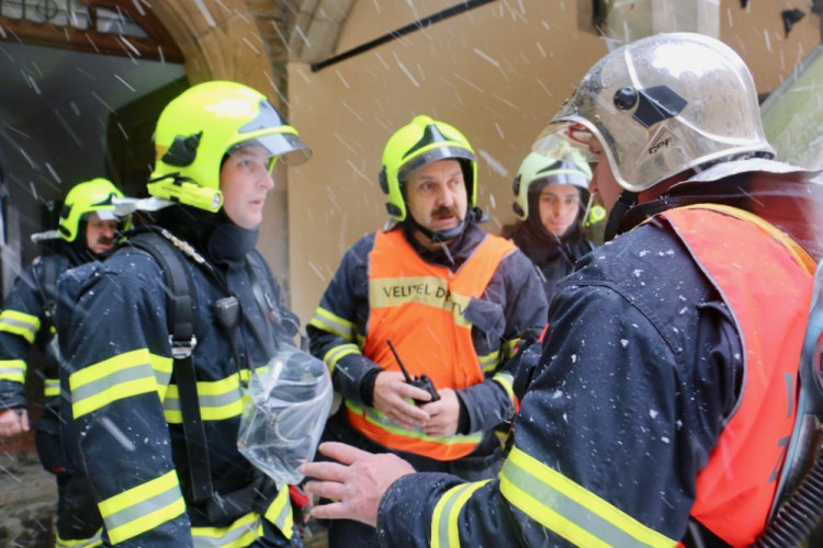 FOTOGALERIE: Hrad Bouzov v plamenech. Naštěstí jen cvičně