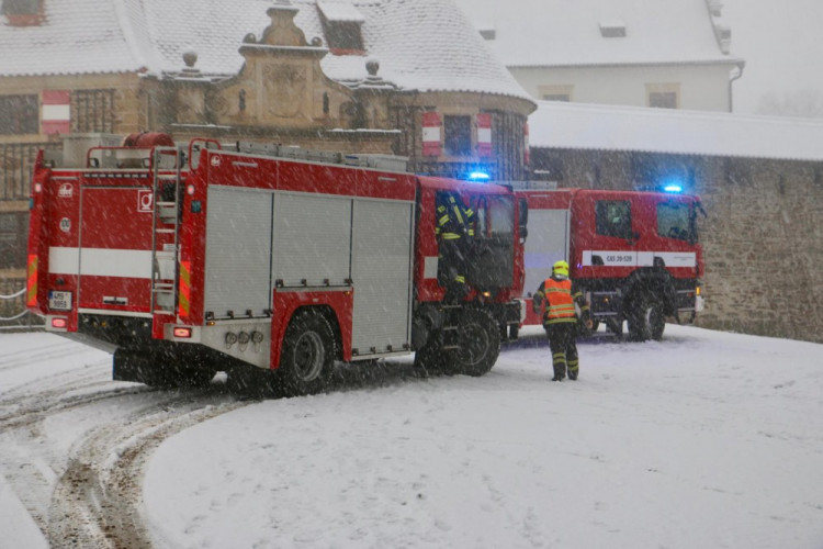 FOTOGALERIE: Hrad Bouzov v plamenech. Naštěstí jen cvičně