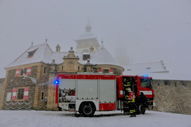 FOTOGALERIE: Hrad Bouzov v plamenech. Naštěstí jen cvičně