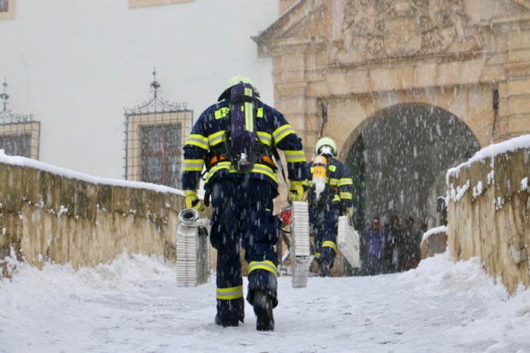 FOTOGALERIE: Hrad Bouzov v plamenech. Naštěstí jen cvičně