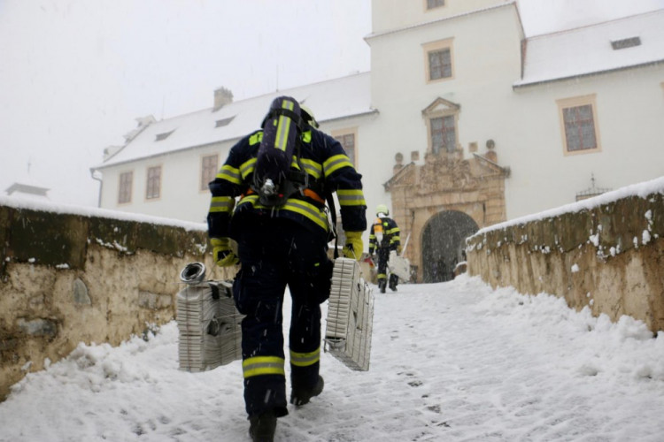 FOTOGALERIE: Hrad Bouzov v plamenech. Naštěstí jen cvičně