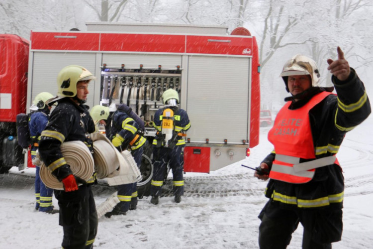 FOTOGALERIE: Hrad Bouzov v plamenech. Naštěstí jen cvičně