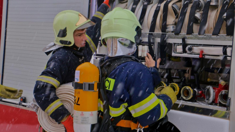FOTOGALERIE: Hrad Bouzov v plamenech. Naštěstí jen cvičně