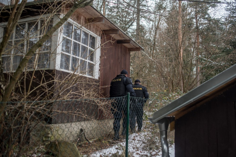 Policisté kontrolují chaty a chalupy