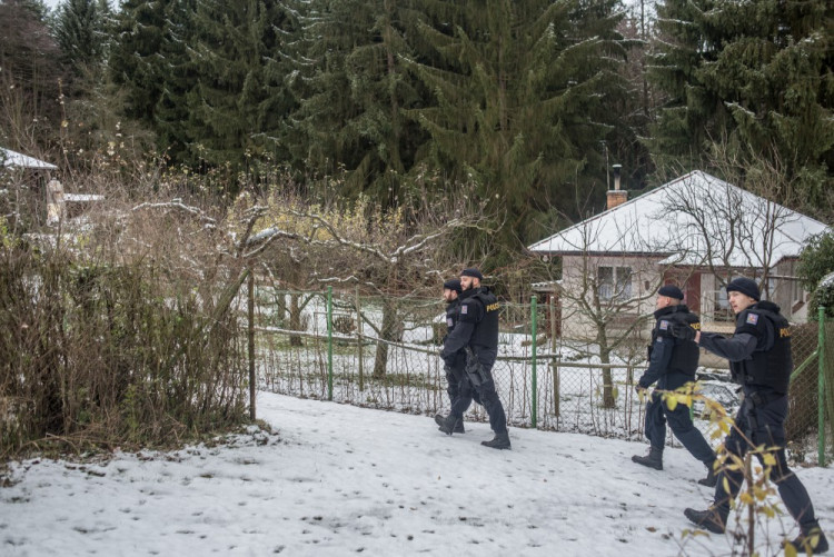Policisté kontrolují chaty a chalupy