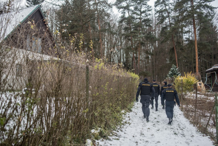 Policisté kontrolují chaty a chalupy