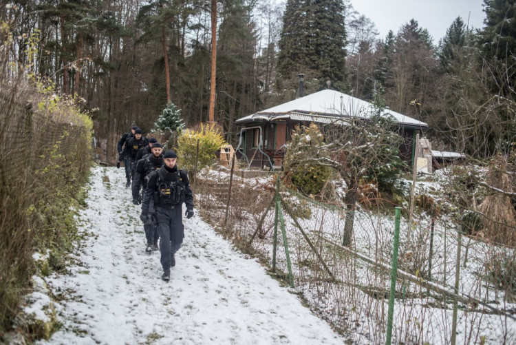Policisté kontrolují chaty a chalupy