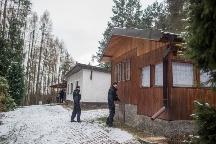 Policisté kontrolují chaty a chalupy