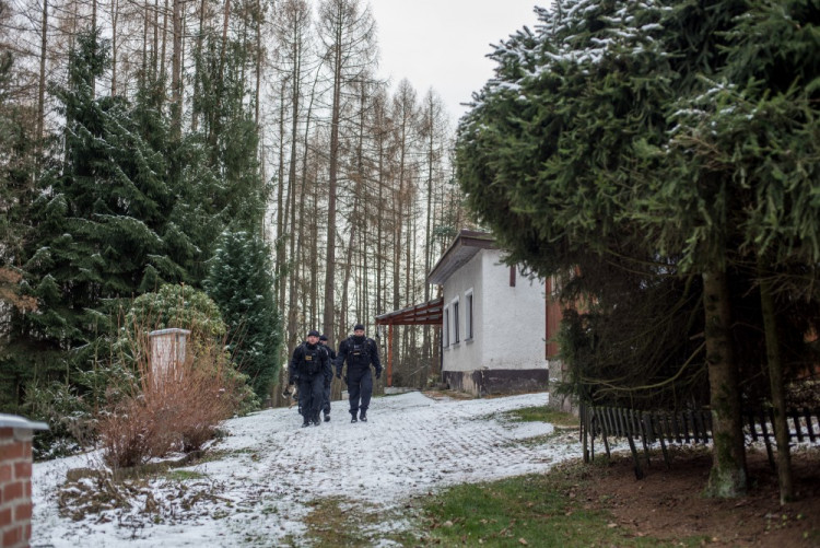 Policisté kontrolují chaty a chalupy