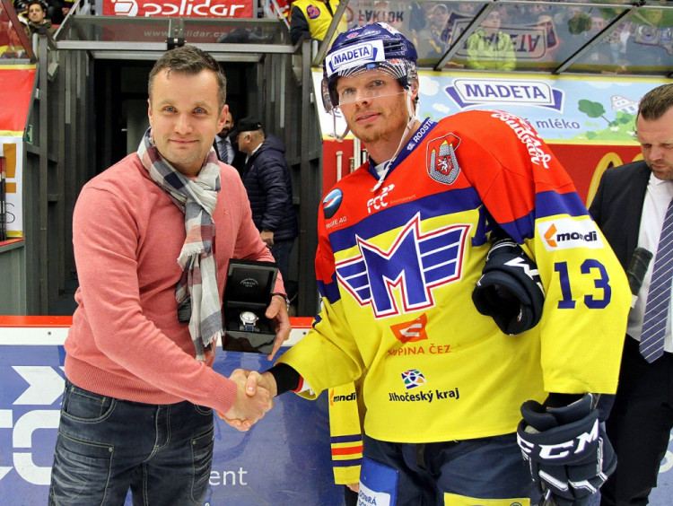 Gól měsíce října dal ve WSM lize Václav Nedorost. Od Lukáš Baťka, obchodního ředitele partnera soutěže, společnosti TVCOM, získal značkové hodinky