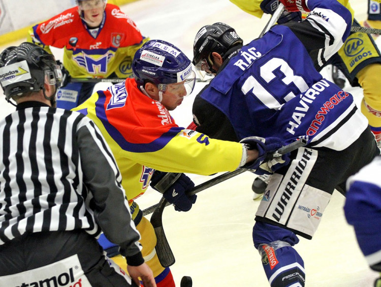 Vhazování mezi hokejky Vampoly a Ráce