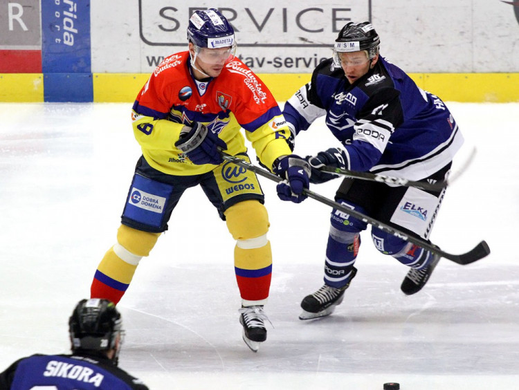 Petr Vampola atakovaný Ivanem Puzičem