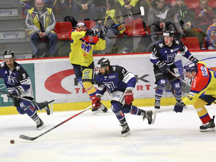 Hostující útočník Roman Rác vyváží kotouč z obranného pásma Havířova