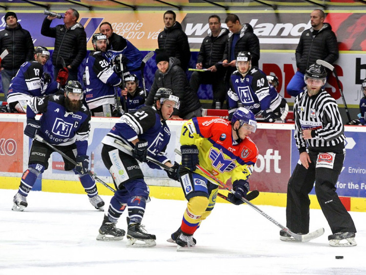 Počínání Roka Pajiče sleduje Jakub Matai