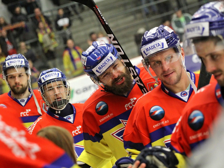 Domácí hráči při oslavě s malým fanoušky