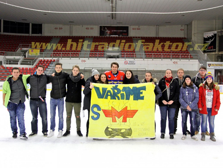 Na utkání přišli fandit studenti SŠ a VOŠ cestovního ruchu v Českých Budějovicích. Po zápase se s nimi přišel vyfotit Roman Vráblík