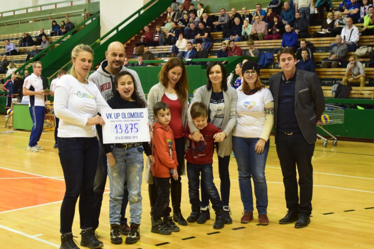 Volejbalistky vyhrály charitativní zápas proti Olympu, na školu CREDO vybralo 13 875 korun