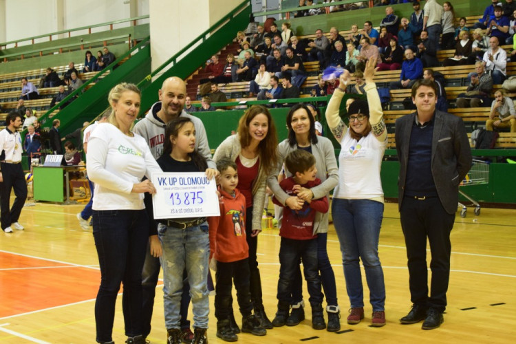 Volejbalistky vyhrály charitativní zápas proti Olympu, na školu CREDO vybralo 13 875 korun