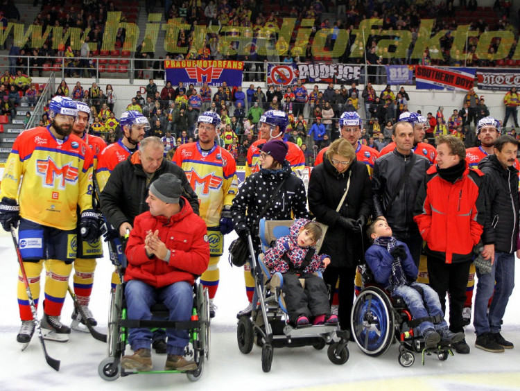 Slavnostní začátek zápasu patřil českobudějovickému Centru Arpida