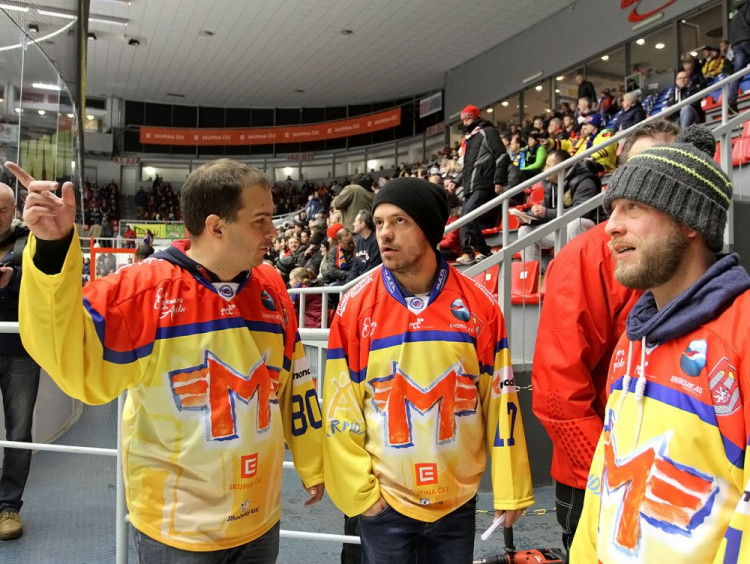 Patronem Centra Arpida je herec a režisér Jiří Mádl (uprostřed)