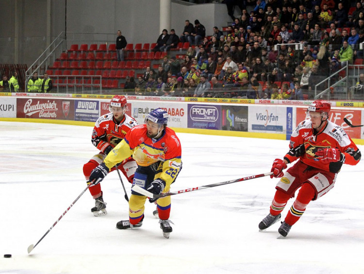 Peter Galamboš se natahuje pro koutoč mezi dvěma prostějovskými hráči