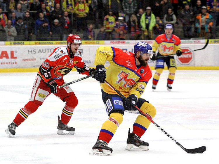 Útočný výpad domácího kapitána Zdeňka Kutláka, vzadu Ondřej Fiala