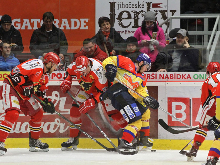 Jediný střelec Motoru Rok Pajič bojuje u mantinelu