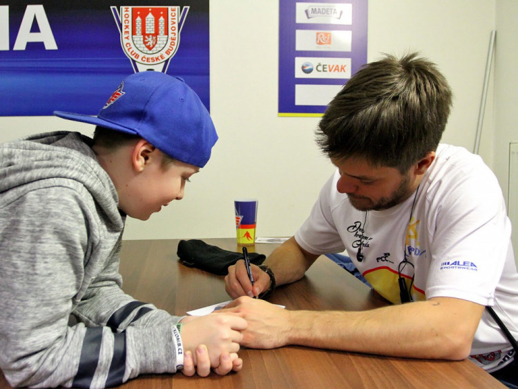Jirka Mádl každému fanouškovi podepsal fotografii a se zájemci se i ochotně vyfotil