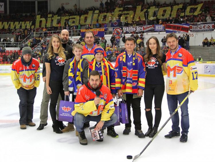 Do přestávkové soutěže se aktivně zapojila i tvář pondělního utkání, herec a režisér Jiří Mádl (vpravo)