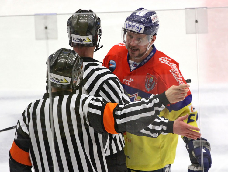 Petr Vampola se snaží diskutovat s rozhodčími o svém desetiminutovém trestu, ti jsou ale nekompromisní