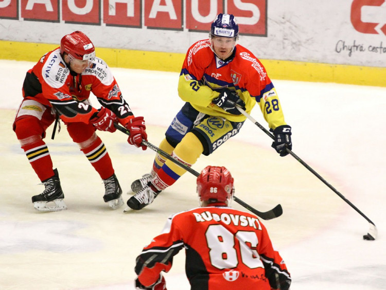 Vít Jonák obchází Davida Dvořáčka, ještě ale musí "setřást" číhajícího Jana Rudovského