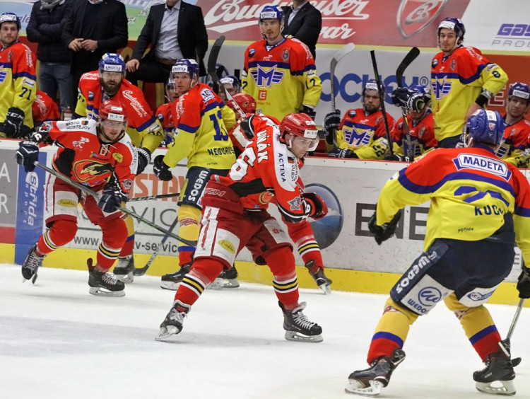 Nápřah Lukáše Luňáka u domácí střídačky