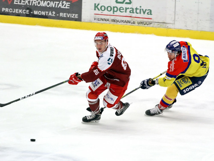 Roman Vráblík stíhá Marka Růžičku