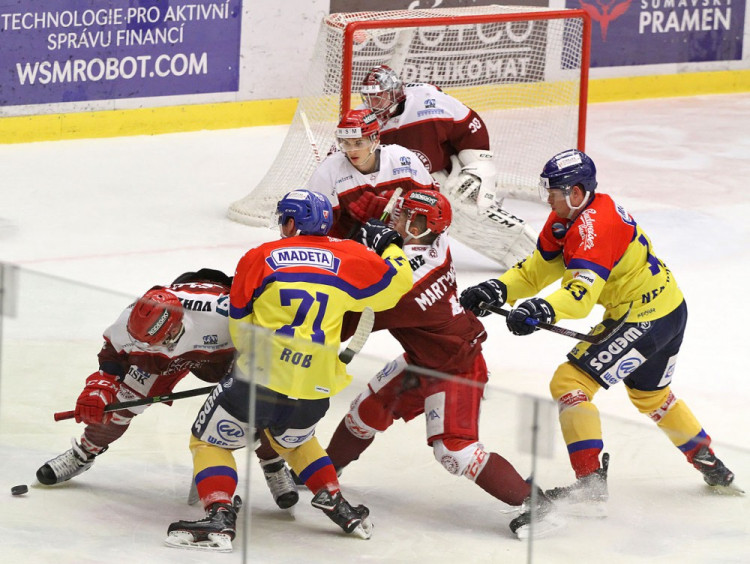 Přetlačovaná Luboše Roba a Rostislava Martynka po vhazování před Danečkem