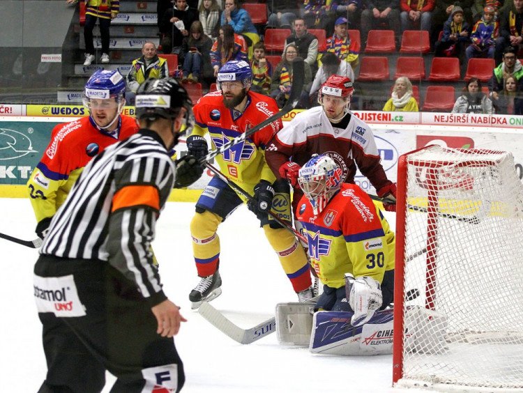 Kutlák hlídá na hranici Kváčova brankoviště Klimšu