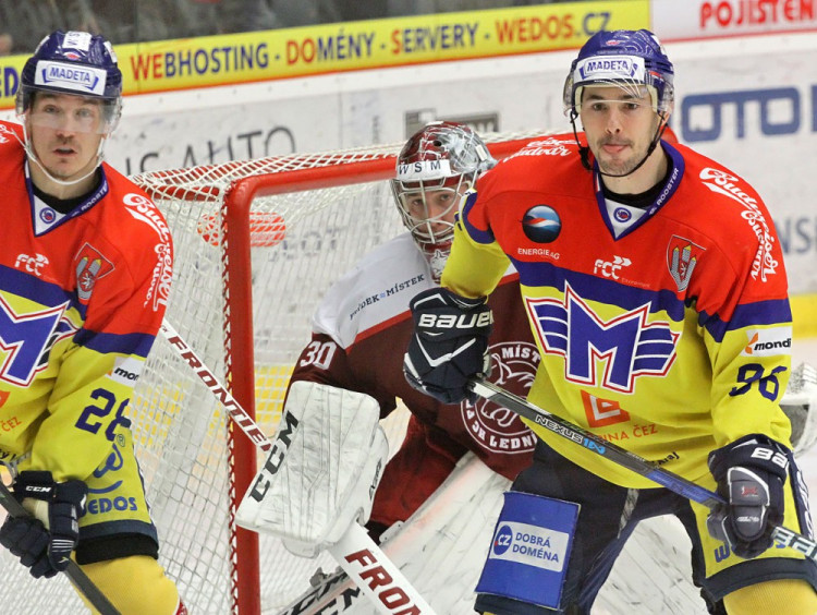 Heřman cloní Danečkovi, vlevo Jonák